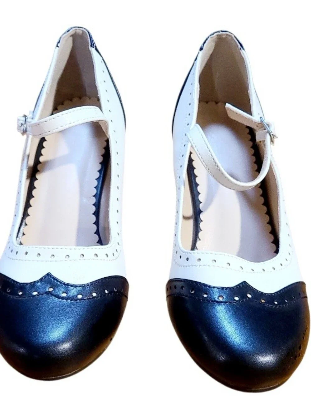 Black & White Vintage Style Pump Highheels. New without box.